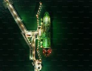 Petroliera che carica petrolio al ponte petrolifero sul mare dalla raffineria per il trasporto.