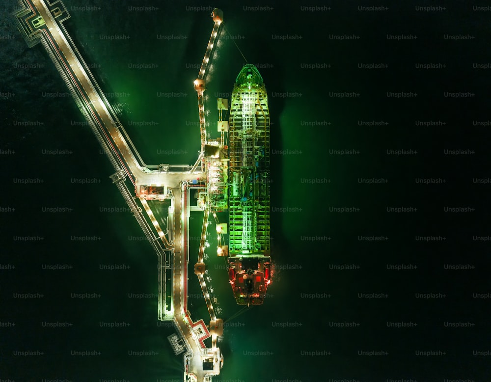 製油所から海上のオイルブリッジに石油を積み込み、輸送する石油船タンカー。