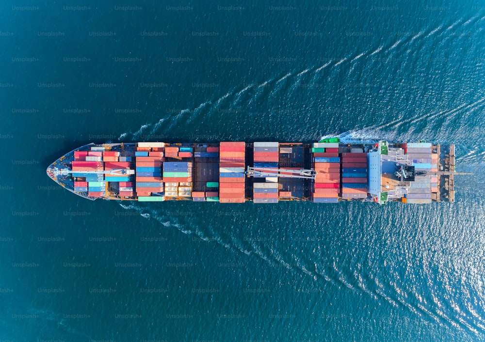 로드 컨테이너, 물류 수입 수출, 운송 또는 운송 개념 배경을 위한 크레인 브리지가 있는 공중 평면도 컨테이너 선박.
