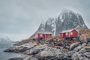 Famosa attrazione turistica Hamnoy villaggio di pescatori sulle isole Lofoten, Norvegia con case rorbu rosse. Con la neve che cade in inverno