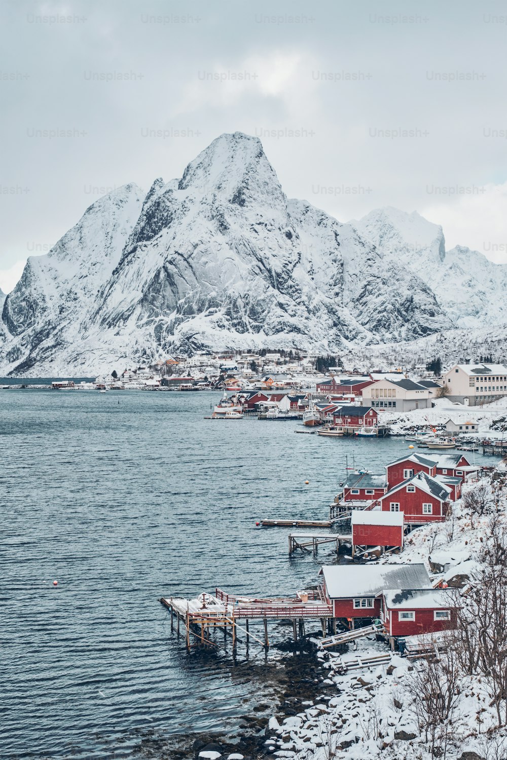 로포텐 섬의 레이네 어촌 마을에는 겨울에 눈이 내리는 빨간 로부 집이 있습니다. 노르웨이