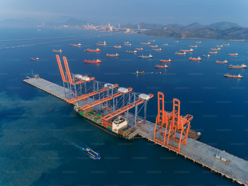 Luftbild Containerschiff an der Seebrücke und Öltankschiff Parkplatz für Logistik Import Export oder Transport.
