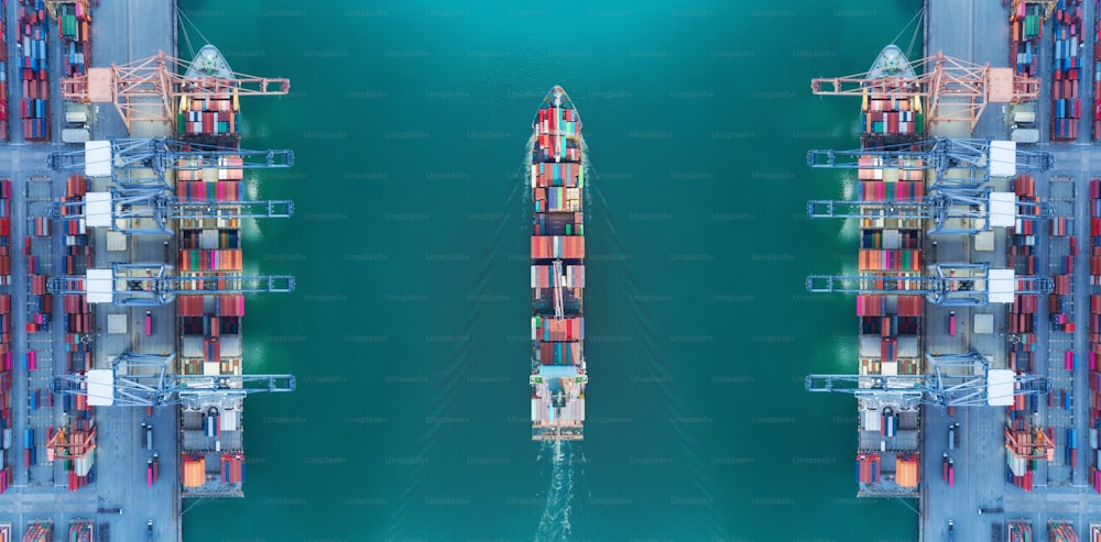 Luftbild Draufsicht Panorama-Containerschiff bewegt Seehafen Lager und Kran Schiff arbeiten für Lieferung Container Versand, logistische Import Import oder Transportkonzept.