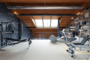 Sala de gimnasia en casa en el ático. Concepto de diseño de renderizado 3D