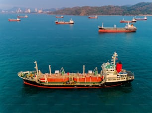 Vista aérea del parque petrolero del buque petrolero en el transporte marítimo de petróleo a la refinería.