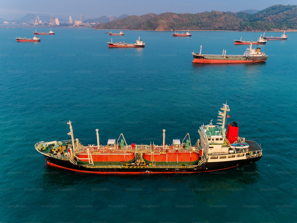 Luftaufnahme Ölschiff Tanker Park auf dem Meer Transport Öl zur Raffinerie.