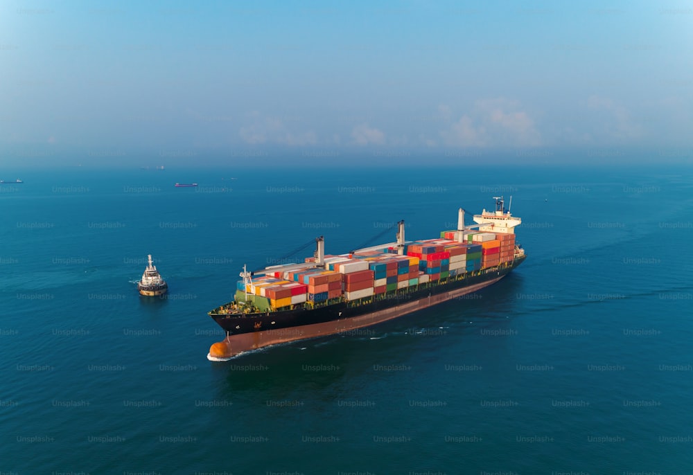 Luftbild Containerschiff im Meer Komplettladungscontainer für Logistik, Import Export, Versand oder Transport.