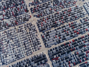 Luftbild-Parkplatz im Seehafen oder in der Fertigung, die auf Logistik, Versand oder Export nach weltweit wartet.
