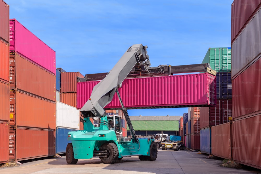 Chariot élévateur travaillant dans un entrepôt de conteneurs avec un beau ciel pour l’expédition logistique, l’import-export ou le transport.