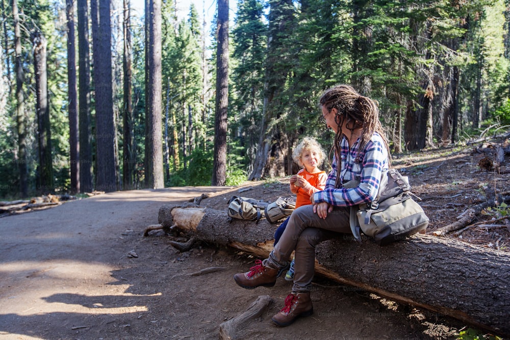 Madre con bambino visita il parco nazionale di Yosemite in California, USA