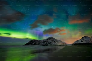 Aurores boréales aurores boréales sur la plage de Skagsanden. Îles Lofoten, Norvège