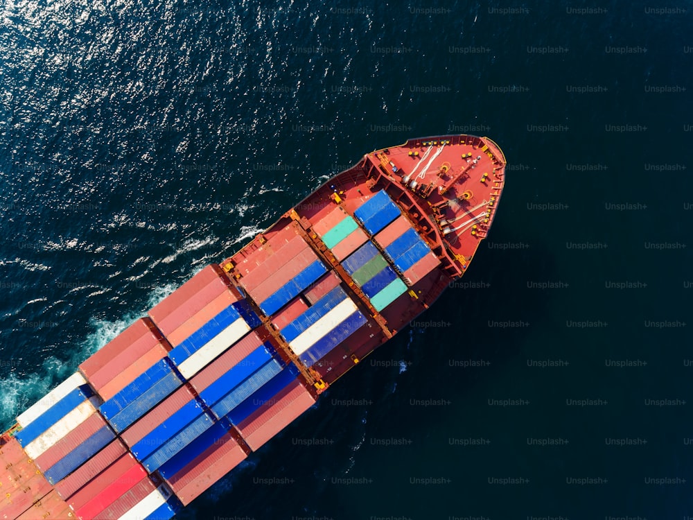 Navio porta-contêineres com vista aérea superior para negócios logísticos, importação de exportação, transporte ou transporte.