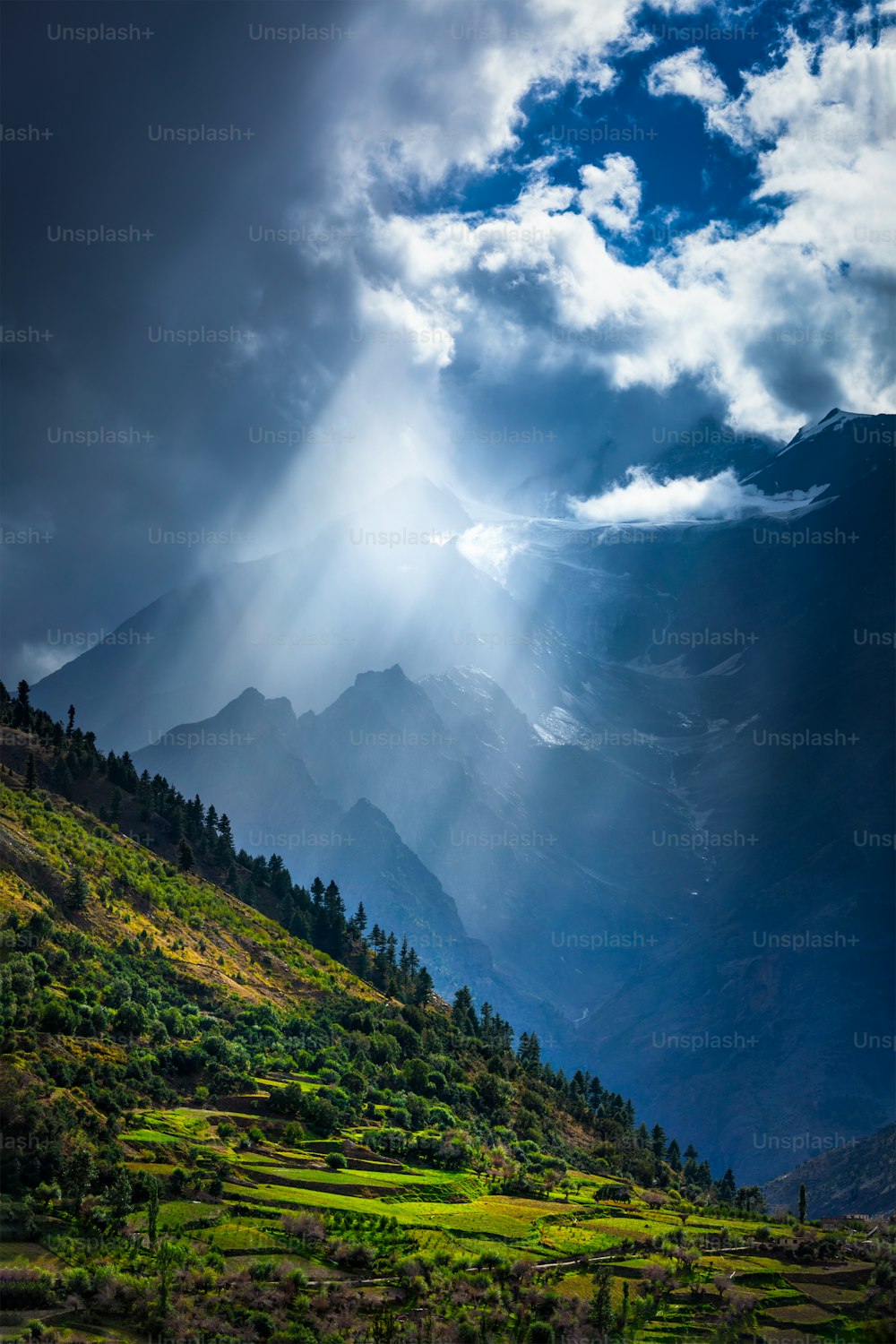 Sonnenstrahlen durch Wolken im Himalaya-Tal im Himalaya. Lahaul-Tal, Himachal Pradesh, Indien