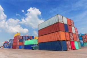 Contenedor en almacén de contenedores con cielo azul para logística, importación, exportación, envío o transporte.
