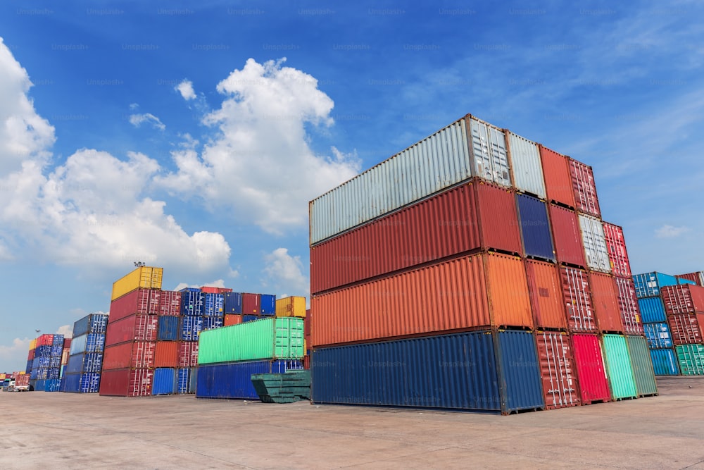Contenedor en almacén de contenedores con cielo azul para logística, importación, exportación, envío o transporte.