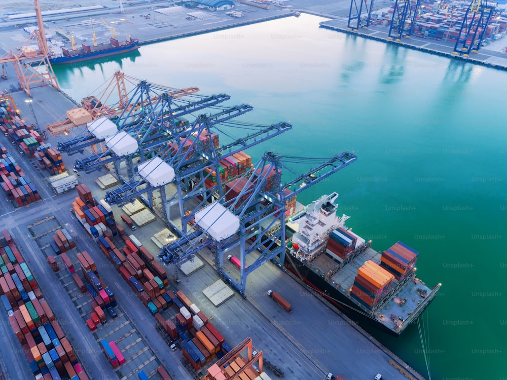 Aerial Top View Containerschiff im Seehafen und Arbeitskranbrücke Ladecontainer für Import Export, Versand oder Transport Konzept Hintergrund.