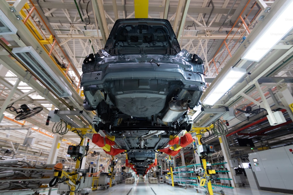 Automatisierte Auto-Montagelinie. Werk der Automobilindustrie. Shop für Produktion und Montage von Maschinen Bottom View