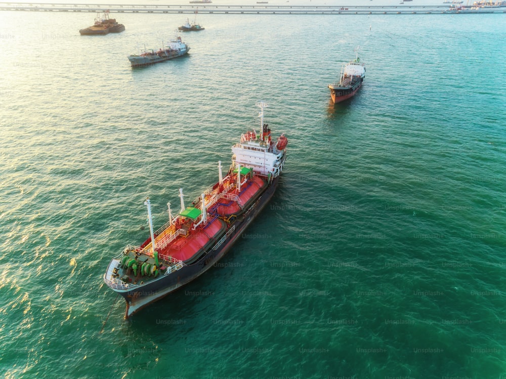 Navio petroleiro petróleo ou gás GLP estacionamento no mar à espera de descarga para refinaria.