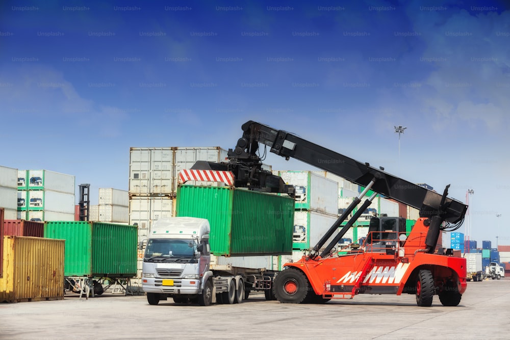 Chariot élévateur travaillant dans un entrepôt de conteneurs avec un beau ciel pour l’expédition logistique, l’import-export ou le transport.