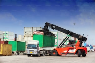 Gabelstapler, der im Containerlager mit schönem Himmel für Logistik, Versand, Import, Export oder Transport arbeitet.