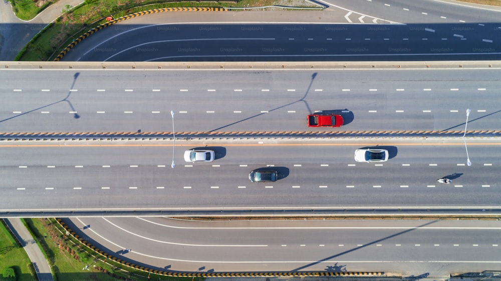 Coche de vista aérea en el tráfico de carretera de la autopista para el fondo del concepto de transporte.
