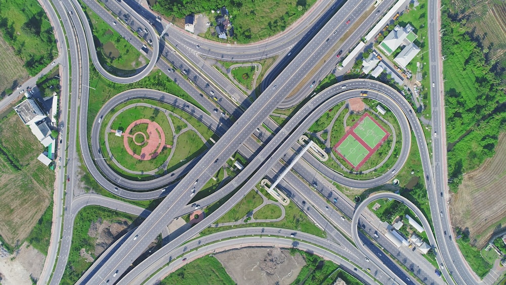 Schönes Muster Luftbild Autobahn Straßennetz Kreuzung Verkehr. Kann für Importexport oder Transportkonzept verwendet werden.