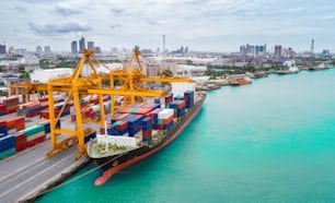 Containerschiff vom Seehafen arbeitet für die Lieferung von Containern. Geeigneter Einsatz für den Transport oder Importexport zum globalen Logistikkonzept.