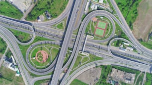 Schönes Muster Luftbild Autobahn Straßennetz Kreuzung Verkehr. Kann für Importexport oder Transportkonzept verwendet werden.