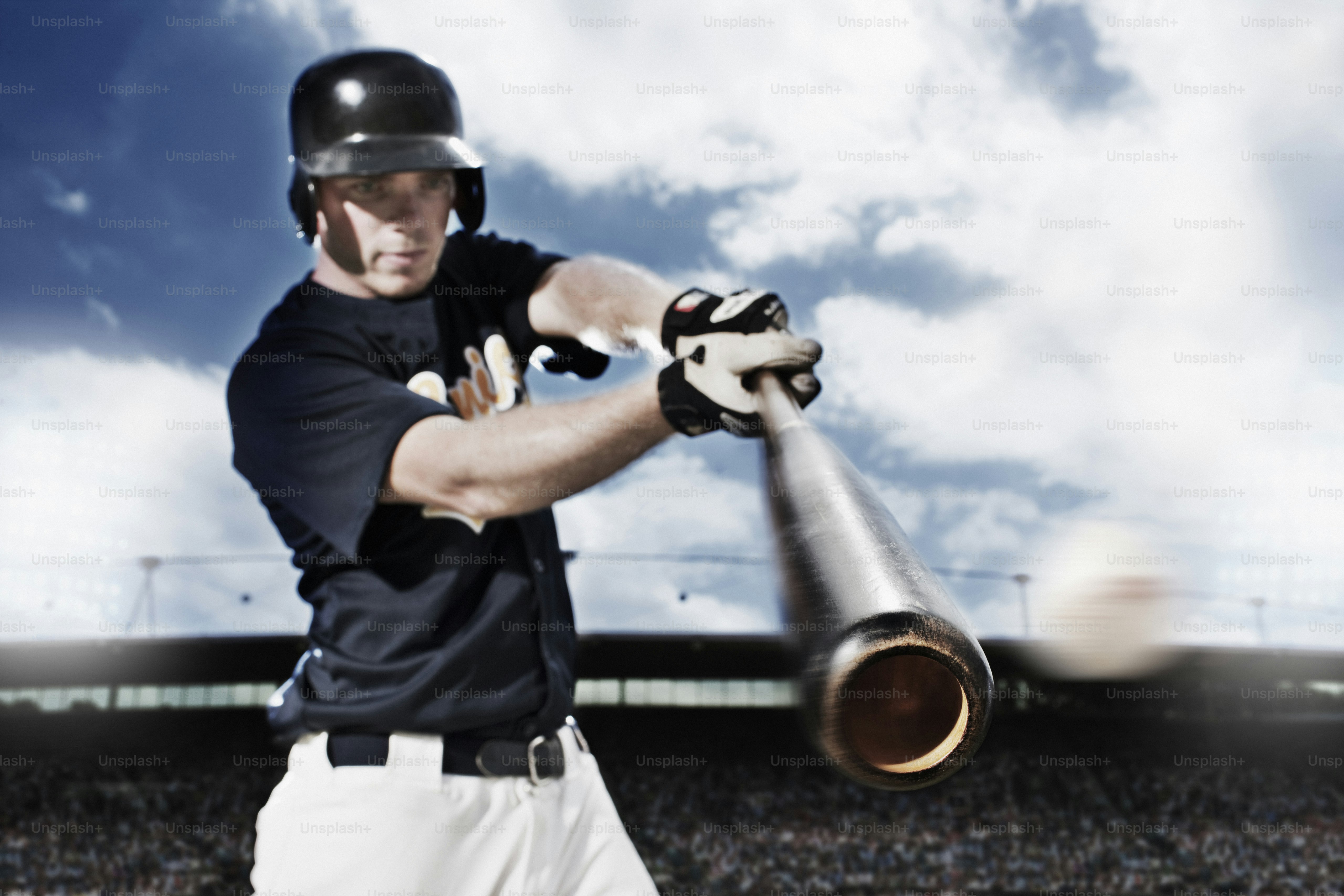 야구 선수가 공을 향해 방망이를 휘두르고 있다