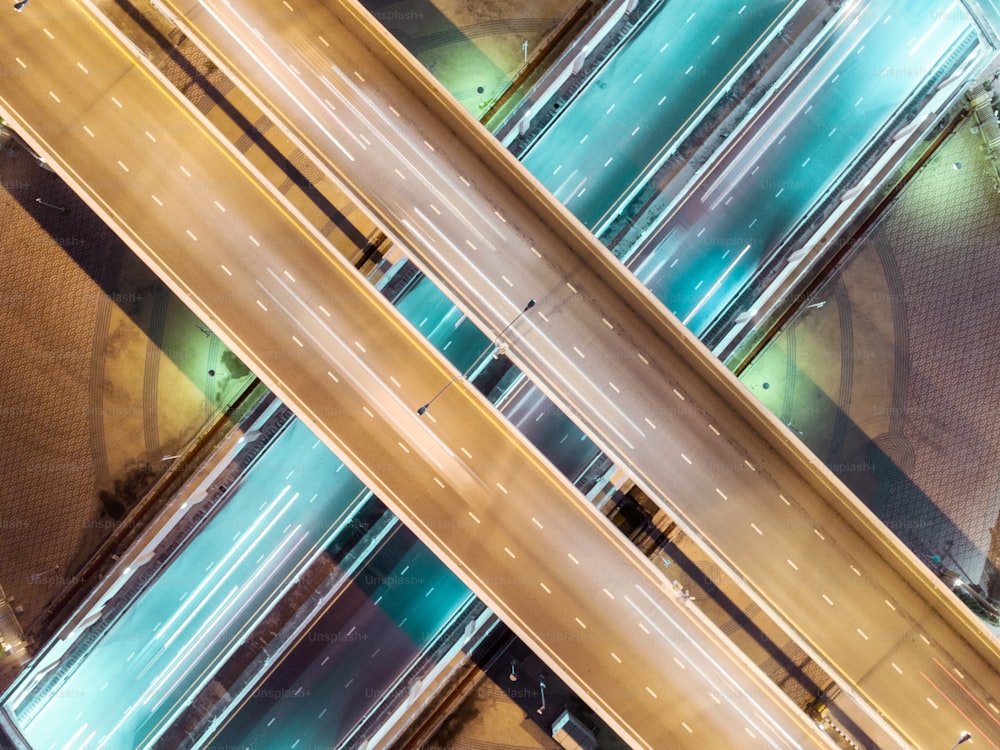 Luftbild Autobahn Straßenkreuzung in der Nacht für Transport, Verteilung oder Verkehrshintergrund.