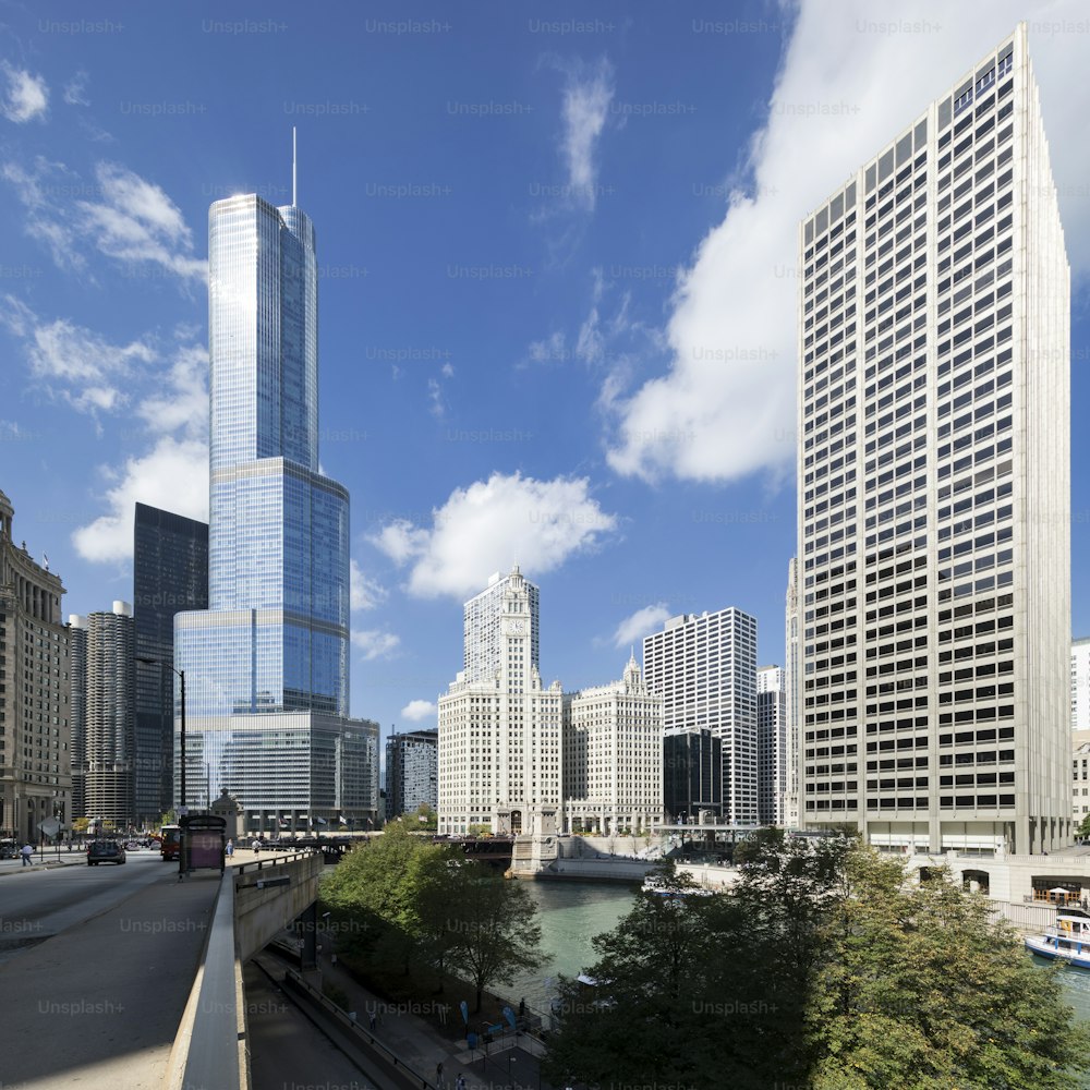 Rua, edifícios e céu azul em Chicago, EUA