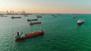 Ölschifftanker und LPG-Schiffspark auf dem Meer warten auf die Beladung von der Raffinerie.