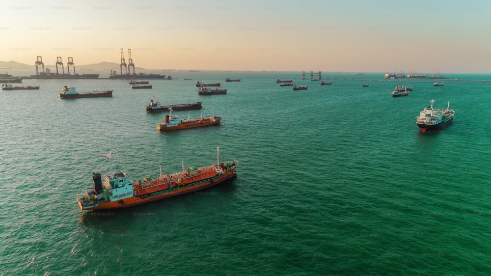 El petrolero y el buque LPG se estacionan en el mar esperando la carga de la refinería.