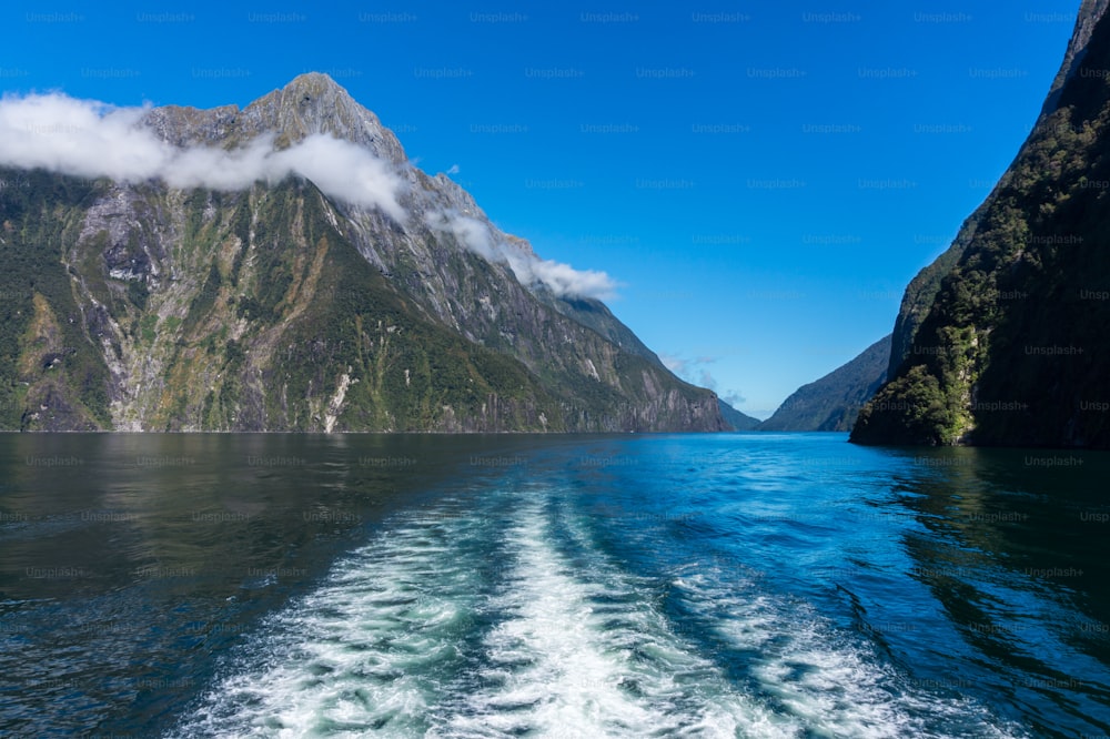 Cruzeiro de balsa em Milford Sound, Ilha Sul da Nova Zelândia.