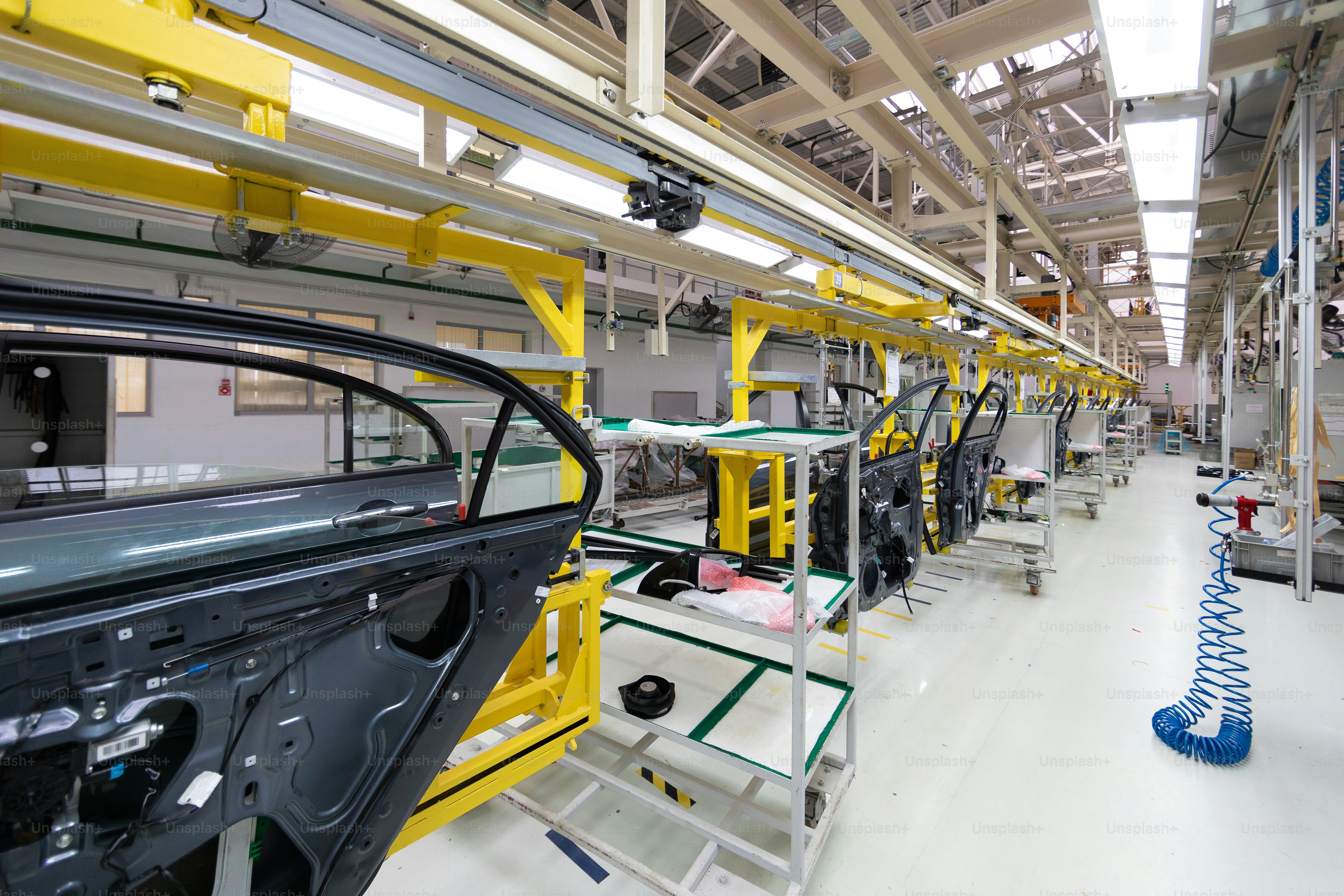 Linha de montagem automatizada de automóveis. Montagem da porta do carro. planta da indústria automotiva. Linha da carroceria do carro