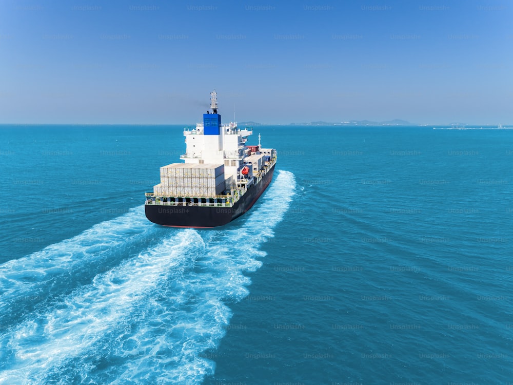 Buque portacontenedores que va al puerto marítimo para cargar el contenedor para la logística, la importación, la exportación o el concepto de transporte.