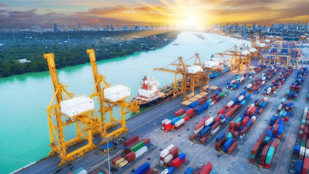 Buque portacontenedores logístico desde el almacén del puerto marítimo con puente grúa en funcionamiento para el envío de contenedores de entrega. Uso adecuado para el transporte o la exportación de importación al concepto de logística global.