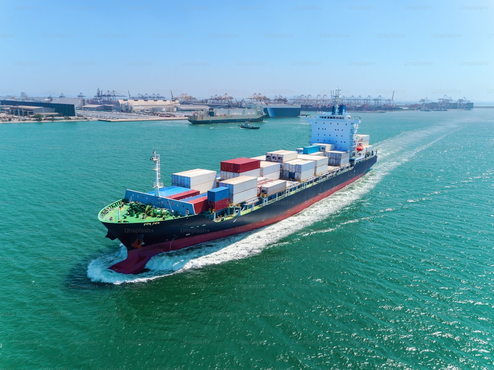 Buque portacontenedores de vista aérea en el puerto marítimo, contenedor de carga completa para logística, importación, exportación o fondo del concepto de transporte.