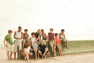 Eine Gruppe kleiner Kinder, die nebeneinander an einem Strand stehen