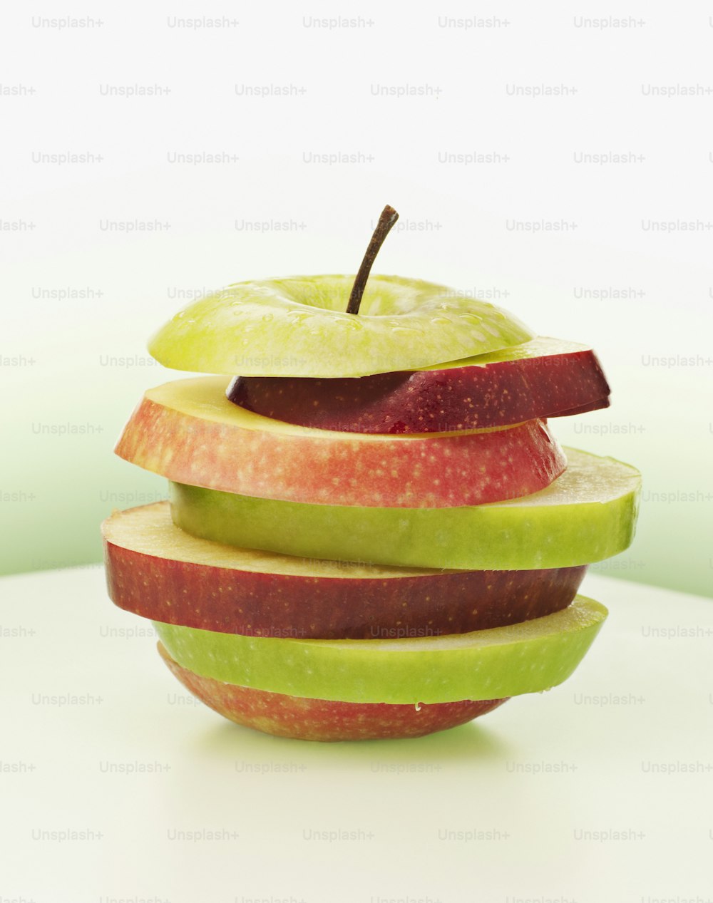 una pila di mele affettate sedute una sopra l'altra