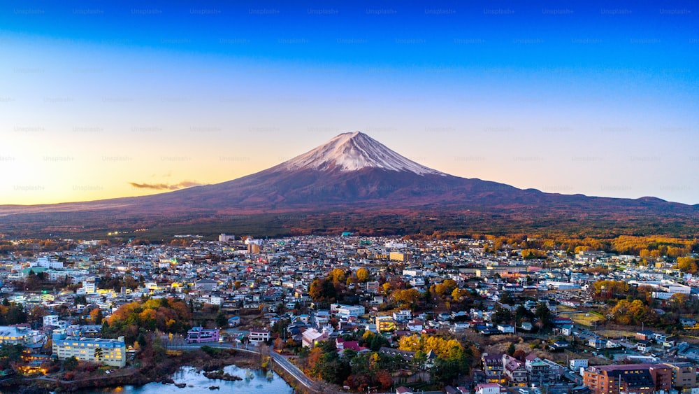 夕暮れ時の富士山と河口湖、日本の山智の秋の季節の富士山。