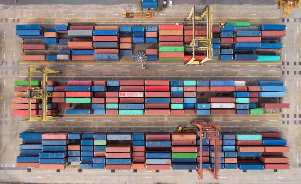 Nave portacontainer con vista aerea dal porto marittimo per la logistica di importazione ed esportazione o lo sfondo del concetto di trasporto.
