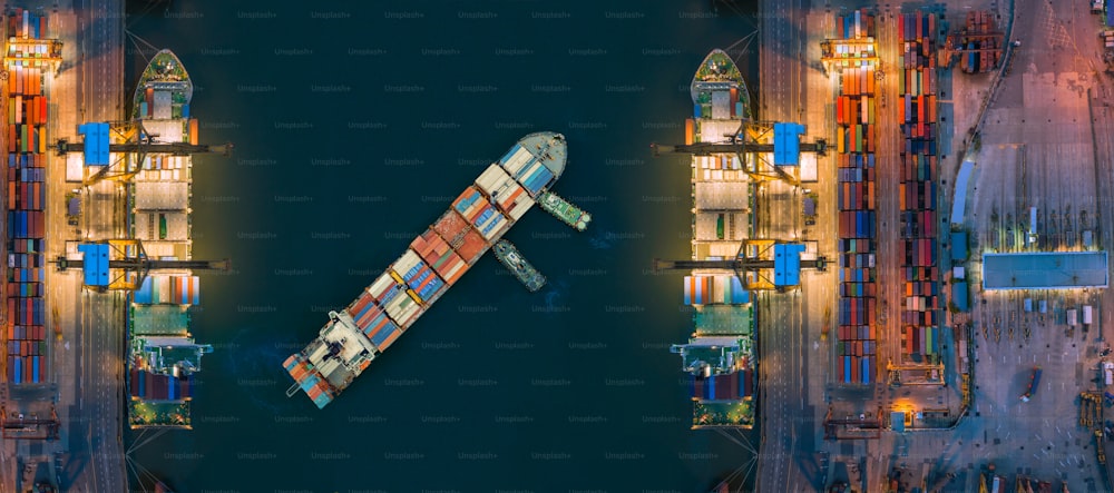 Nave portacontainer con vista aerea dal porto marittimo che lavora per la spedizione di container di consegna. Uso adatto per il trasporto o l'importazione ed esportazione al concetto di logistica globale.