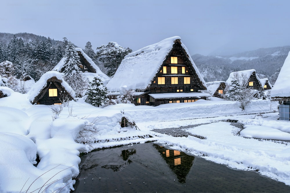 Villaggio di Shirakawago in inverno, siti del patrimonio mondiale dell'UNESCO, Giappone.