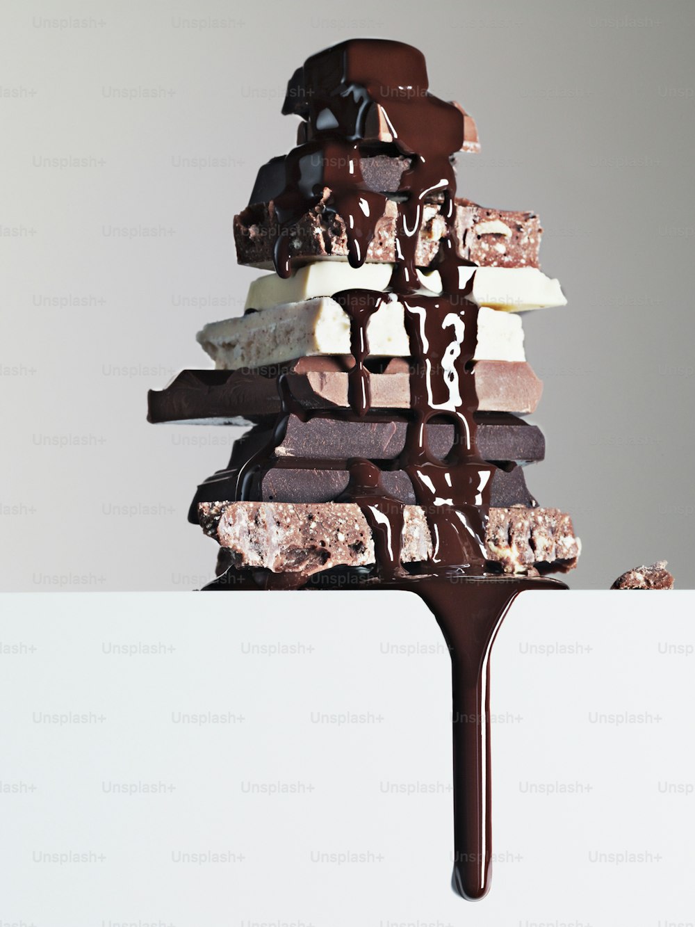 ein Stapel Schokolade und Marshmallows übereinander