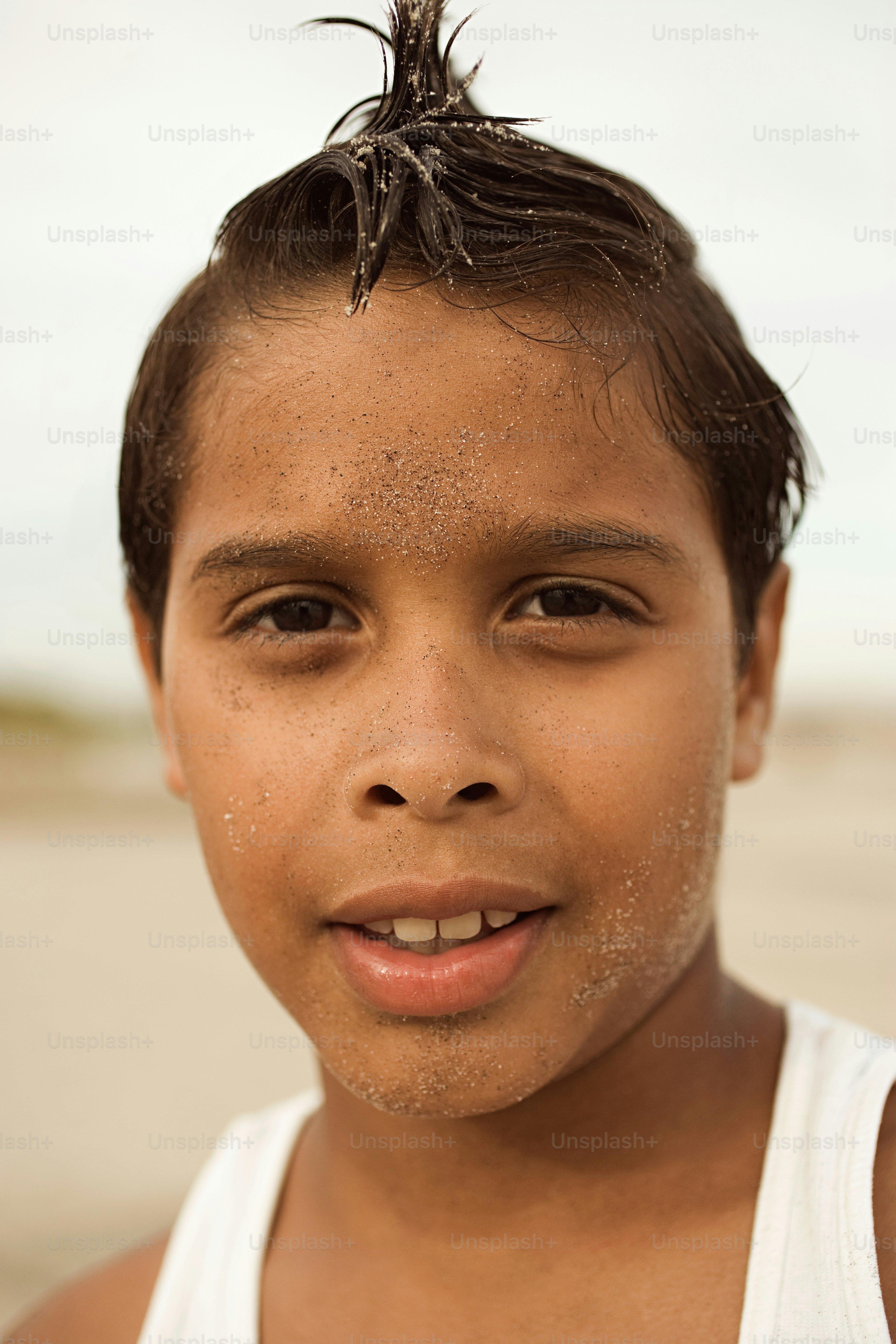 un primo piano di un bambino con un asciugacapelli in testa