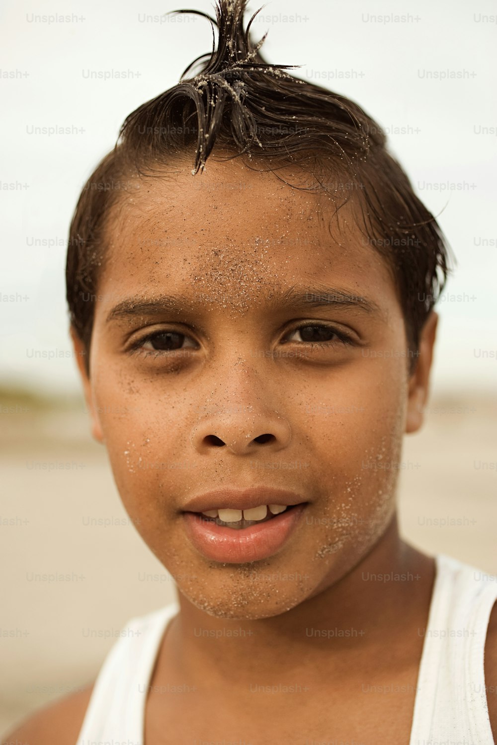 Eine Nahaufnahme eines Kindes mit einem Fön auf dem Kopf