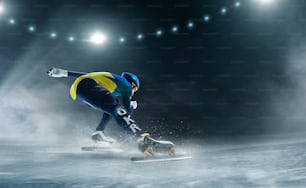 Patinador de velocidad de pista corta en pista de hielo
