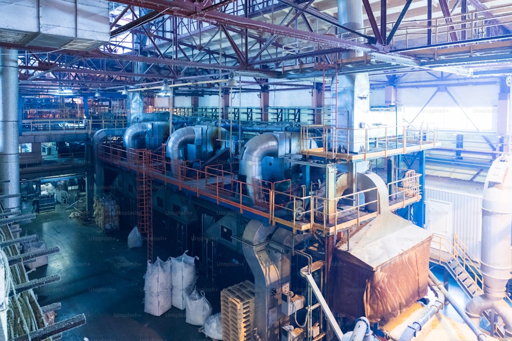 유리 섬유 중공업 기계 금속 가공 작업장 개념을 생산하는 파이프가 있는 현대적인 운영 공장.