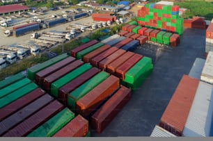 Conteneur de vue aérienne à l’entrepôt portuaire maritime pour le chargement au porte-conteneurs pour la logistique, l’importation, l’exportation ou le fond de concept de transport.